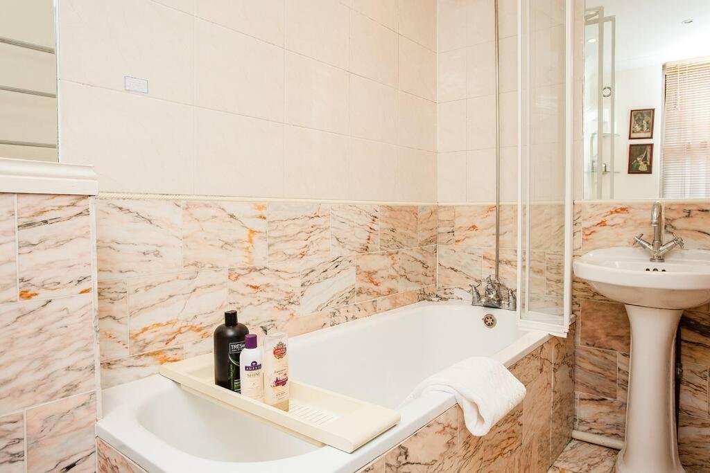 Bright 2 Bedroom Flat In Central London Eksteriør billede